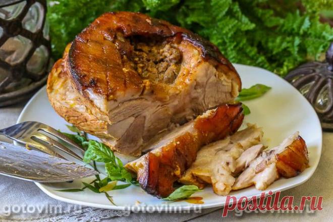 Свиной окорок варено-запеченный в духовке. Рецепт с фото Мясо, приготовленное по этому рецепту, гарантированно получается мягким и сочным. Удается даже сохранить хрустящую кожицу на отрубе окорока. Маринад выбрали один из самых простых - просто смешали сметану с кетчупом, добавив для остроты и аромата чеснок и подкопченную паприку. Кстати, оставшийся бульон можно использовать для варки супа.
