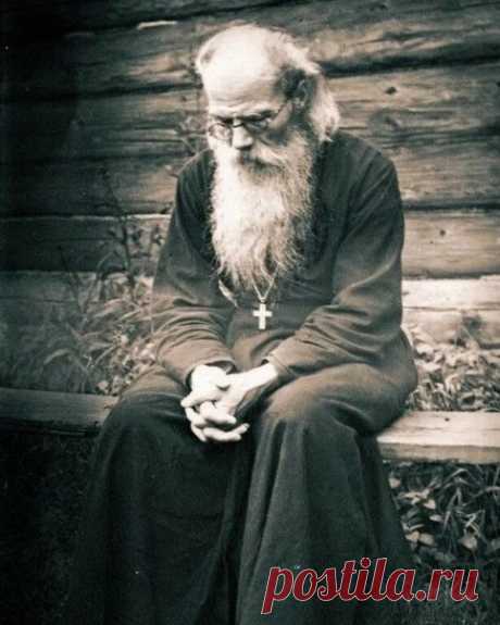 Как меняется погода, так меняется и состояние человека. И у тебя за скорбью будет утешение и радость. Без скорбей и искушений человек не приобретает опытности духовной. Поэтому не унывай, милая, а терпи. Всем ближним прощай, если тебя кто обидит; всех жалей, делай по силе всем добро и чаще (особенно внутренне) призывай имя Божие, и таким образом, как по ступенькам таинственной лестницы, будешь восходить к духовному совершенству и найдешь великую радость еще здесь, на земле...