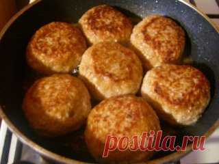 ТОП - 10 САМЫХ ВКУСНЫХ КОТЛЕТОК И ТЕФТЕЛЕЙ 🍖
1. ПЫШНЫЕ И СОЧНЫЕ КОТЛЕТКИ
ИНГРЕДИЕНТЫ:
● 2 стакана мясного фарша
● 1 стакан мелко рубленой капусты
● 2 моркови
● 2 луковицы
● 6 столовых ложек манной крупы
● черный молотый перец
● соль
ПРИГОТОВЛЕНИЕ:
Для этих котлет можно брать любой фарш: из куриного они будут постными и потребуют подливы, как в моем случае, из жирного свиного - сочными и хорошо пойдут без всяких соусов. Можно добавлять в куриный фарш свиное сало. Измельчае...
