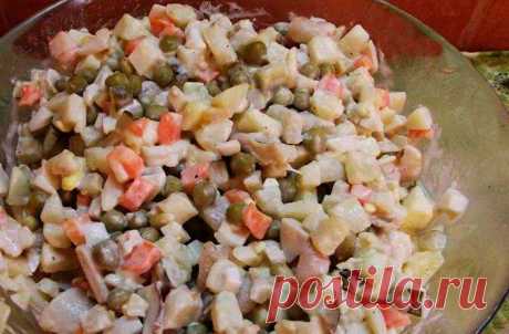 Салат Оливье с креветками и кальмаром | Recept-Fresh Салат по нашему рецепту имеет очень оригинальный вкус, потому что вместо колбасы или мяса в нем использованы такие морепродукты, как креветки и кальмары. Из...