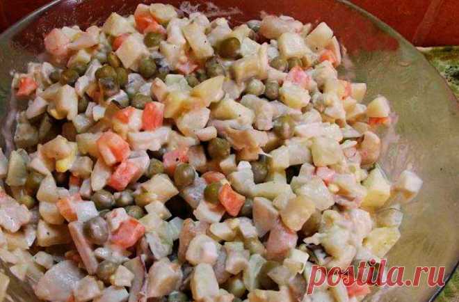 Салат Оливье с креветками и кальмаром | Recept-Fresh Салат по нашему рецепту имеет очень оригинальный вкус, потому что вместо колбасы или мяса в нем использованы такие морепродукты, как креветки и кальмары. Из...