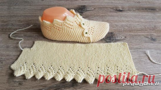 Следки с каймой спицами
Описание: http://prjaga.ru/vyazanie-dlya-zhenshchin/noski-tapki/sledki-s-kajmoj-spicami