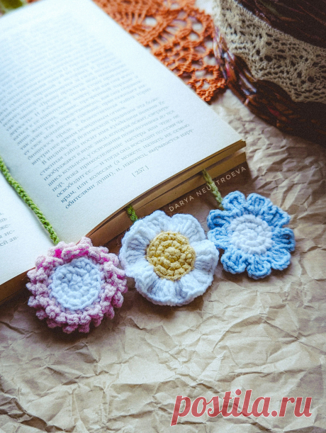 PDF Закладки &quot;Цветы&quot; крючком. FREE crochet pattern; Аmigurumi toy patterns. Амигуруми схемы и описания на русском. Вязаные игрушки и поделки своими руками #amimore - закладка для книги из обычной пряжи, книжная закладка в виде цветка, цветы, аксессуар.