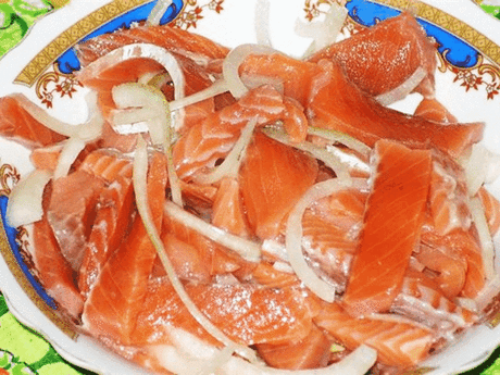 Соленая горбуша в масле с луком 
В этом рецепте вы узнаете как засолить быстро рыбу и уже через час её можно будет кушать. Это безусловно вкусная засоленная рыба, попробуйте и убедитесь сами, это весьма оригинально. Рассмотрим, как засолить рыбу:
Ингредиенты:
Горбуша (свежемороженая) – 2 шт
Вода – 1 л
Соль – 5 ст. л.
Масло растительное (нерафинированное подсолнечное) — 150 мл
Лук репчатый — 1 шт
Приготовление:
Выпотрошенную рыбу режем на куски. Горбуша — рыба очень нежная,...