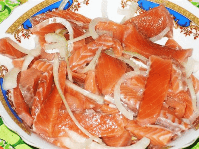 Соленая горбуша в масле с луком 
В этом рецепте вы узнаете как засолить быстро рыбу и уже через час её можно будет кушать. Это безусловно вкусная засоленная рыба, попробуйте и убедитесь сами, это весьма оригинально. Рассмотрим, как засолить рыбу:
Ингредиенты:
Горбуша (свежемороженая) – 2 шт
Вода – 1 л
Соль – 5 ст. л.
Масло растительное (нерафинированное подсолнечное) — 150 мл
Лук репчатый — 1 шт
Приготовление:
Выпотрошенную рыбу режем на куски. Горбуша — рыба очень нежная,...