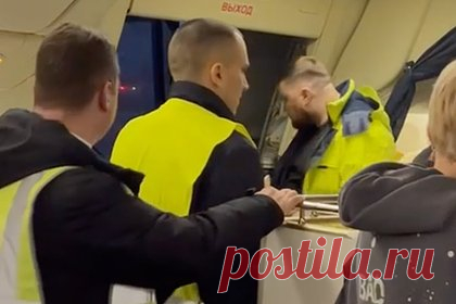 Пьяные российские супруги устроили дебош на рейсе до Шри-Ланки и попали на видео. Российские супруги устроили дебош в самолете, задержали вылет и попали на видео. Уточняется, что рейс должен был отправиться из Москвы в Коломбо, Шри-Ланка, 20 февраля. Из-за двух пассажиров в состоянии алкогольного опьянения вылет пришлось отложить. Полиция вывела отца семейства, а мать упала в проходе салона лайнера.