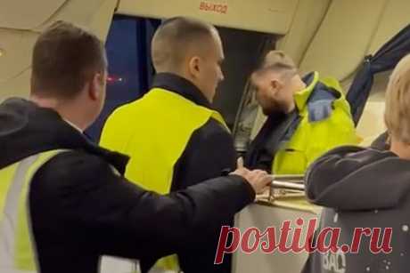 Пьяные российские супруги устроили дебош на рейсе до Шри-Ланки и попали на видео. Российские супруги устроили дебош в самолете, задержали вылет и попали на видео. Уточняется, что рейс должен был отправиться из Москвы в Коломбо, Шри-Ланка, 20 февраля. Из-за двух пассажиров в состоянии алкогольного опьянения вылет пришлось отложить. Полиция вывела отца семейства, а мать упала в проходе салона лайнера.