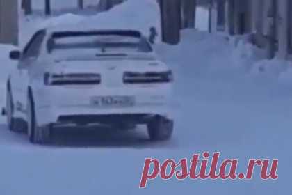 Трехлетний россиянин гулял на улице раздетым в минус 40 и попал на видео. В Амурске трехлетний мальчик гулял на улице раздетым в 40-градусный мороз. На появившихся в сети кадрах видно, что во дворе многоквартирного дома без верхней одежды по снегу ходит маленький мальчик. Его замечает мужчина, но проходит мимо. Трехлетнего россиянина спас водитель скорой помощи, он отвез его в больницу.