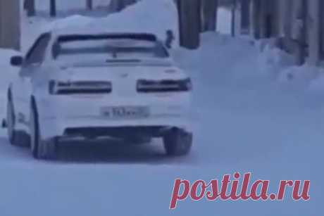 Трехлетний россиянин гулял на улице раздетым в минус 40 и попал на видео. В Амурске трехлетний мальчик гулял на улице раздетым в 40-градусный мороз. На появившихся в сети кадрах видно, что во дворе многоквартирного дома без верхней одежды по снегу ходит маленький мальчик. Его замечает мужчина, но проходит мимо. Трехлетнего россиянина спас водитель скорой помощи, он отвез его в больницу.