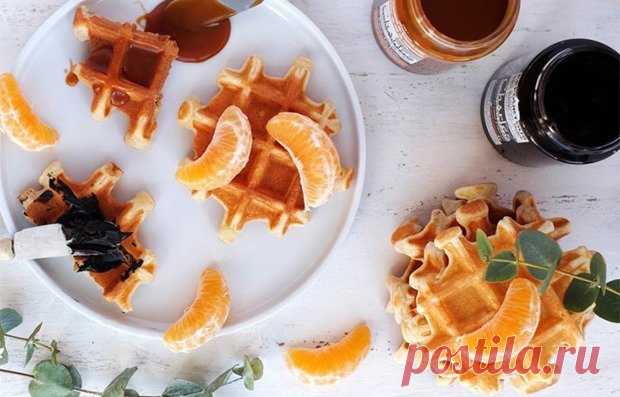 Домашние вафли - KitchenMag.ru Для приготовления этих нежных домашних вафель вам понадобится вафельница. Но это, пожалуй, единственная сложность, с которой вы можете столкнуться на пути к вкуснейшему завтраку или десерту.