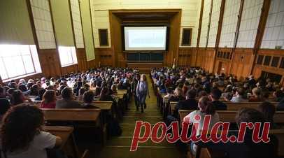 От жёлтых стендов до белой мебели: эксперт — о воздействии цвета на мозг и об интерьере для продуктивной учёбы. В преддверии весенних экзаменов в школах и вузах RT узнал у профессора, кандидата педагогических наук, заведующей кафедрой «Медиа и дизайн» Московского художественно-промышленного института (МХПИ) Олеси Пустозёровой, как цвета интерьера и мебели влияют на работоспособность школьников и студентов. Эксперт объяснила, почему на познавательную деятельность настраивают жёлтый и белый, а…