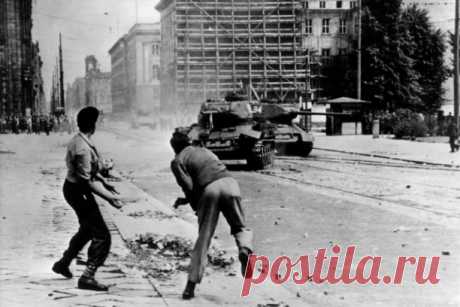 ГДР, 1953 год. Жители Восточного Берлина бросают камни в советские танки, посланные для подавления восстания.

В историю это событие вошло, как «Мармеладный бунт». Потому что последней каплей стал резкий рост цен на мармелад. А мармелад – основа завтрака немецкого рабочего.

Лидер ГДР Вальтер Ульбрихт начал проводить политику борьбы с малым бизнесом. Фермеров хотели заставить объединиться по методу совхозов. Кто был против – отправлялся в тюрьму. Число заключенных в ГДР за...