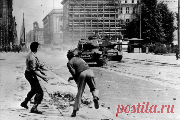 ГДР, 1953 год. Жители Восточного Берлина бросают камни в советские танки, посланные для подавления восстания.

В историю это событие вошло, как «Мармеладный бунт». Потому что последней каплей стал резкий рост цен на мармелад. А мармелад – основа завтрака немецкого рабочего.

Лидер ГДР Вальтер Ульбрихт начал проводить политику борьбы с малым бизнесом. Фермеров хотели заставить объединиться по методу совхозов. Кто был против – отправлялся в тюрьму. Число заключенных в ГДР за...