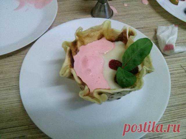 Манная каша с мороженым и малиной в блинной вазе.