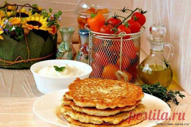 Куриные блинчики . 
= Филе куриное — 600 г 
Молоко коровье — 150 мл 
Пармезан — 100 г 
Мука — 50–70 г 
Яйца куриные — 2 шт. 
Соль — по вкусу 
Перец черный (молотый) — по вкусу 
Лук — 1 шт.