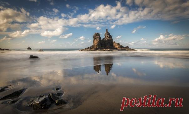 «Каменный замок» Пляж крупнейшего канарского острова Тенерифе. Автор фото — АБ: nat-geo.ru/community/user/185902