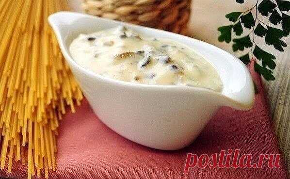 Самые вкусные соусы

1. Сацебели

Ингредиенты:

 Томатная паста (густая) — 200 г
 Вода — 200 г
 Кинза — 2 пуч.
 Чеснок — 4-5 зуб.
 Аджика (не соус, а приправа в баночке) — 1 ч. л.
 Уксус (столовый) — 1 ч. л.
 Соль (по вкусу) — 1 ч. л.
 Перец чёрный (молотый) — 0,25 ч. л.
 Хмели-сунели — 1 ст. л.

Приготовление:

Режем кинзу мелко, добавляем к зелени чеснок, продавленный через чеснокодавилку, столовую ложку с верхом хмели-сунели, уксус, перец и аджику. Добавляем томат и пер...