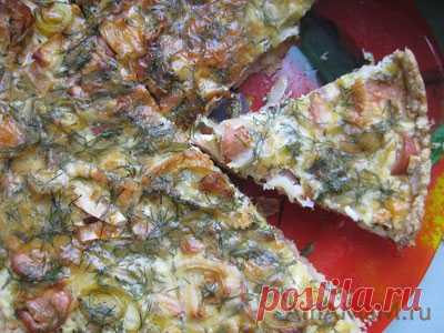 Французская пицца с сосисками, луком – пореем, и помидором