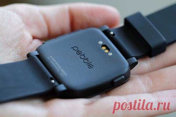 Смарт-часы Pebble живы! Но только на год В начале этого месяца на страницах американского издания The Information появилась статья о намерении компании Fitbit, которая занимается производством потребительской техники и носимых устройств, приобрести производителя смарт-часов — компанию Pebble. Уже через неделю состоялась сделка стоимостью 40 млн, после чего на официальном сайте Pebble появилось сообщение о том, что компания присоединилась к Fitbit и прекращает продажу собственной продукции.…