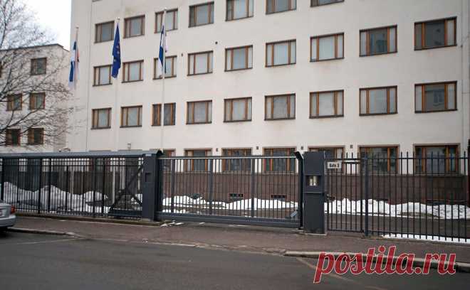 Финляндия рассмотрит меры после забрасывания миссии в Москве кувалдами. Неизвестные днем 20 декабря забросили в двор посольства кувалды. В Хельсинки сообщили, что инцидент в Москве обсуждается в МИДе страны