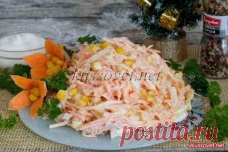 Салат с копченой колбасой и морковью Рецепт приготовления салата с копченой колбасой, кукурузой и морковью. Иногда бывает нужно быстро приготовить салат из готовых покупных продуктов, так как на готовку времени практически нет. Если у вас в холодильнике имеется кусочек копченой колбасы – значит вкусный и сытный перекус вам гарантирован