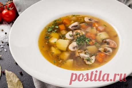 ​Легкий грибной суп Если у вас нет времени возиться с готовкой, или хочется чего-то легкого – этот супчик для вас. Несмотря на то, что тут мало ингредиентов, суп получается сытный, за счет питательности грибов. И, конечно, большой плюс – приготовление занимает мало...