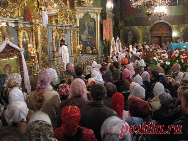 О СТОЯНИИ В ЦЕРКВИ, О КАЖДЕНИИ И О ТОМ, КАК СТАВИТЬ СВЕЧИ И БРАТЬ ПРОСФОРУ. 
Основной чертой поведения человека в церкви должно быть благоговение, то есть почтительное отношение к храму и его святыням. 
Войдя в церковь и совершив семипоклонный 