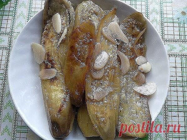 ВКУСНЫЕ МАРИНОВАННЫЕ БАКЛАЖАНЫ.

Вкуснятина невероятная! Попробуйте сделать и этот рецепт у вас приживется.

5-6 средних баклажанов очистить от шкурки, режем на пластинки и обжариваем до желтизны. Готовим маринад: 100 мл уксуса 6 %, 2 стакана воды, 4 шт. гвоздики,

5 шт. лавровых листа, 10 шт. перца горошком. 3 стол. ложки

коричневого сахара (я положила 2 стол.л. мёда и 1 стол.л. простого

сахара), 1,5 стол. л. соли, ложка растит. масла. Всё вскипятить, остудить. Еще нужн...