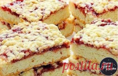 Тертый пирог к чаю - просто и вкусно!

Ингредиенты:
● Варенье
● 250 г маргарина или сливочного масла
● 2-2,5 стакана муки
● 1 стакан сахара
● 2 яйца
● 1 пакетик ванильного сахара
● 1 пакетик разрыхлителя
Приготовление:
1. Замороженное масло или маргарин натереть на терке.
2. Добавить все остальные компоненты кроме варенья.
3. Замесить однородное тесто. Полученное тесто разделить на 2 части. Одна часть побольше, вторая поменьше. Поместить большой кусок теста в холодильник. ...