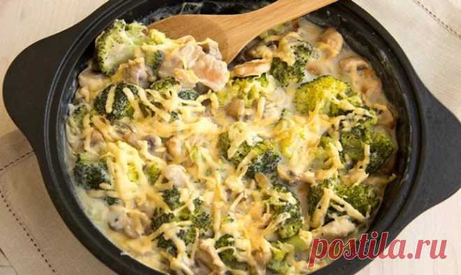 ​Запеканка из брокколи, курицы и грибов