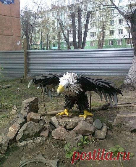Благоустройство двора с помощью старых шин (Житель Красноярска облагораживает свой двор своими руками, делая из старых автомобильных шин вот такие забавные скульптуры)
