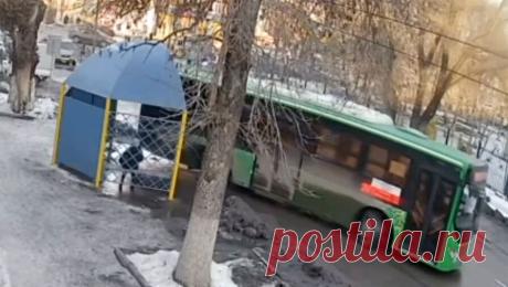 Пьяный водитель угнал автобус и протаранил им остановку с человеком. В Казахстане пьяный водитель устроил ДТП в выходной день. Об этом сообщает Sputnik Казахстан. Инцидент произошел в городе Талгар. Во время отдыха водитель общественного транспорта напился, после чего решил прокатиться на автобусе. Сев в ...