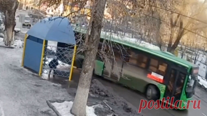 Пьяный водитель угнал автобус и протаранил им остановку с человеком. В Казахстане пьяный водитель устроил ДТП в выходной день. Об этом сообщает Sputnik Казахстан. Инцидент произошел в городе Талгар. Во время отдыха водитель общественного транспорта напился, после чего решил прокатиться на автобусе. Сев в ...