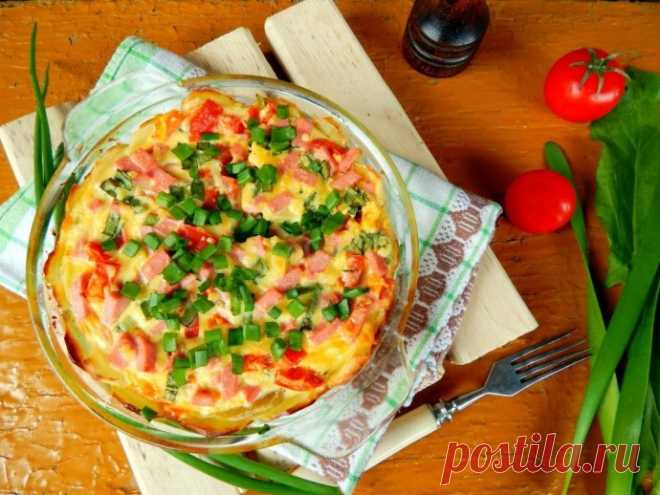 Картофельный киш Ингредиенты:Картофель- 300 г Яйца - 2 шт Помидоры - 100 г Сыр твердый - 100 Г Сливки - 100 мл Ветчина - 100 г Панировочные сухари - 30 г Зеленый лук по вкусу Соль, перец по вкусу Растительное маслоПриготовление:1. Картофель почистить, нарезать...