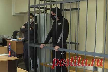 Расчленившего трансгендера из Таджикистана россиянина отпустили из-под стражи. В Петербурге отпустили из-под стражи Юрия Яновского, обвиняемого в расчленении знакомого. Ранее ему вменялась статья 105 («Убийство») УК РФ, однако позже его действия расценили как самооборону и назначили наказание в виде лишения свободы на год и 10 месяцев. Мужчине зачли время, которое он провел в СИЗО, и освободили.