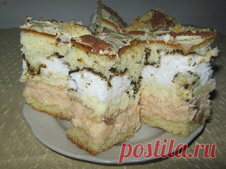 Пляцок &quot;Сырный шедевр&quot; Продукти:
1-й корж:
3 жовтки
0.5 пачки маргарину
300 г борошна
неповна склянка цукру
1 п. ванільного цукру
1 ч. ложка порошку до печива