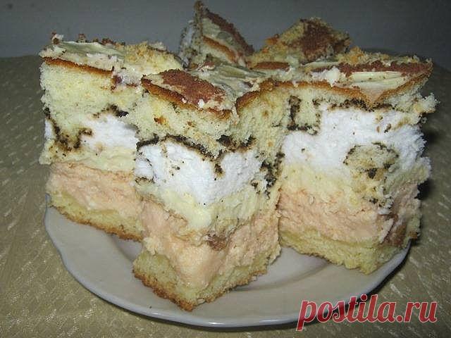 Пляцок "Сырный шедевр" Продукти:
1-й корж:
3 жовтки
0.5 пачки маргарину
300 г борошна
неповна склянка цукру
1 п. ванільного цукру
1 ч. ложка порошку до печива