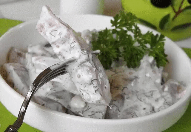 Праздничная сельдь с изумительным соусом
Надо взять:
Сельдь слабосоленая: 1 Штука,
Сметана: 100 Грамм,
Горчица дижонская: 2 Чайных ложки,
Укроп: 1 Чайная ложка (мелко порезанный),
Чеснок: 1 Зубчик,
Перец черный молотый: 1-2 Щепоток
Приготовление:
Подготовьте слабосоленую селедочку и продукты для соуса: сметану, горчицу, укроп и чеснок, также можно для аромата положить пару щепоток черного перца.
Селедочку вымойте, отрежьте голову, удалите внутренности, кожу. Отделите филе от хребта и порежьт