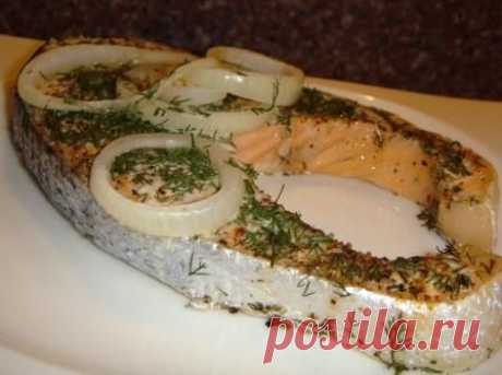 лосось 
лук репчатый (по 1 луковице на каждый кусок рыбы) 
укроп 
итальянские травы (розмарин, базилик, тимьян)- 1/3 ч.ложки (можно другие специи) 
соль, перец - по вкусу