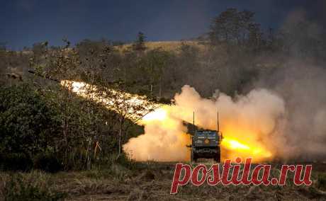 Минобороны заявило об ударе по HIMARS и иностранным военным на Украине. Российские силы за прошедшие сутки уничтожили три пусковые установки реактивных систем залпового огня HIMARS, а также до 10 иностранных специалистов, которые работали с этими РСЗО, сообщает Минобороны.