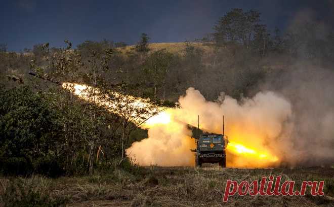 Минобороны заявило об ударе по HIMARS и иностранным военным на Украине. Российские силы за прошедшие сутки уничтожили три пусковые установки реактивных систем залпового огня HIMARS, а также до 10 иностранных специалистов, которые работали с этими РСЗО, сообщает Минобороны.