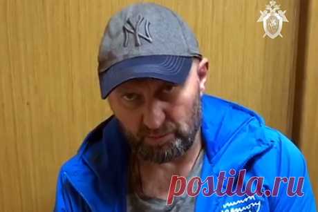 Задержание последнего беглеца из подмосковного изолятора попало на видео. Сбежавшего из подмосковного изолятора временного содержания убийцу «колбасного короля» Александра Мавриди задержали в Москве на Дубравной улице, когда он выходил из магазина «Ашан». На кадрах он быстрым шагом проходит мимо кассы и выходит из супермаркета. На плече у него рюкзак. На крыльце мужчину встречают силовики.