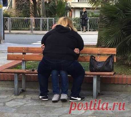 Срочно вызывайте полицию!
Кажется, она его жрет!!!