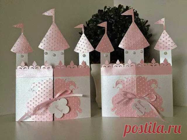 Tarjeta o Invitación con Forma de Castillo de Princesa. Con Plantilla. | Oh My Bodas!