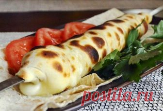 Хачапури на мангале. Устоять невозможно! Хачапури на шампуре пробовали? Отличная идея для сезона шашлыков! Завернутый в тесто сыр сулугуни тает от жара углей, а тесто запекается и становится хрустящим и аппетитным невероятно быстро!