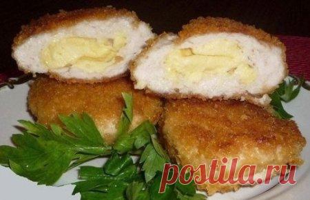 Куриные зразы с сыром и сливочным маслом | Краше Всех Ингредиенты куриное филе 500 гр. холодное сливочное масло 50 гр. сыр 50 гр. чеснок 1 зубчик яйцо 1 шт. молоко 2 ст.л. белый хлеба без корочки 3 кусочка панировочные сухари соль, перец Способ приготовления Шаг 1 Филе пропускаем через мясорубку или измельчаем в блендере. Добавляем замоченный и отжатый хлеб. Соль, перец и молоко. Хорошо перемешиваем. Шаг 2 Готовим начинку: сливочное масло и сыр трем на крупной терке, измел...