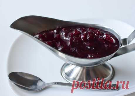 Клюквенно-имбирный соус Вот-вот начнется сезон клюквы, а значит надо подкинуть вам рецептов с этой замечательной ягодой. Начнем с малого. Такой соус хорошо подавать к блюдам из мяса и птицы - особенно хорош он с уткой и индейкой. Имбирь придает этому соусу интересную пиконтную нотку, которую по достоинству оценили все мои дегустаторы.Ингредиенты:350 г клюквы (свежей или замороженной)180 г [...]