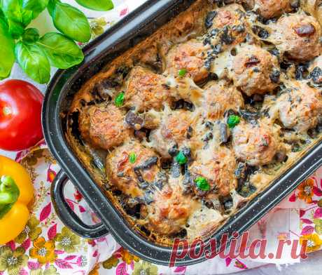 Фрикадельки, запеченные в белом соусе с грибами на Вкусном Блоге Есть еще в морозилках лесные грибы? Если есть – доставайте. Ну или идите в магазин. Потому что сегодня мы будем готовить фрикадельки, запеченные в грибном соусе. Блюдо вкусное, сытное и простое в приготовлении. Белый соус в данном случае – классический бешамель, в который добавлены обжаренные грибы и лук. Это, кстати,…
