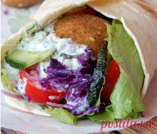 Wall | VK
Фалафель – блюдо полезное во всех отношениях. Готовится он из нута – его у нас называют «бараний горох», и из других бобовых, а бобовые, как известно – это кладезь полезных веществ