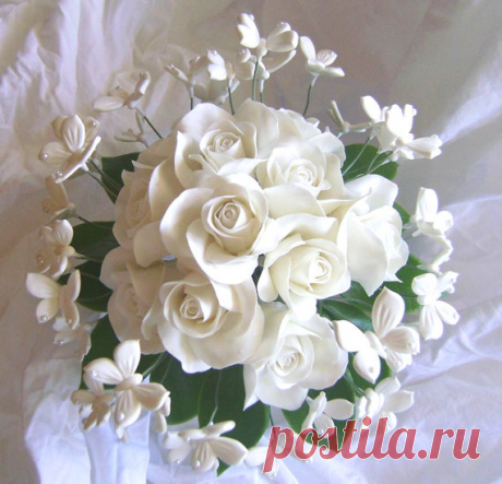 Свадебный букет: Белые розы и бабочки